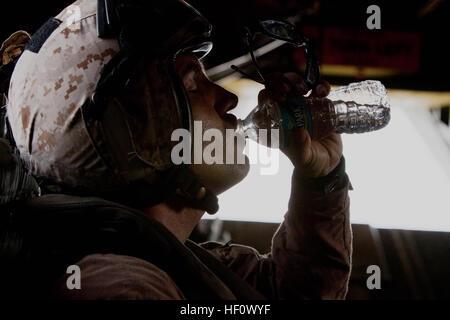 Captain Nick M. Korent, einen simulierten abgestürzten Piloten, stillt seinen Durst nach Rauschen in einem CH-53E Super Stallion-Hubschrauber von Marine schwere Hubschrauber Geschwader 366, im Rahmen einer taktischen Recovery von Flugzeugen oder Personal Ausbildungsmission in North Carolina Croatan National Forest, Juni 22. Korent, einer AH-1W Super Cobra pilot und gebürtig aus Houlton, Wisconsin, USA, sagte, wird in der Rolle des geretteten Piloten wirklich das Training in Perspektive zu setzen. Das Marine Corps jüngsten hochkarätige Falle Mission war bei Rettung von abgeschossenen US Air Force Pilot in Libyen, März 2011, und die Missionen sind einzigartig für t Stockfoto