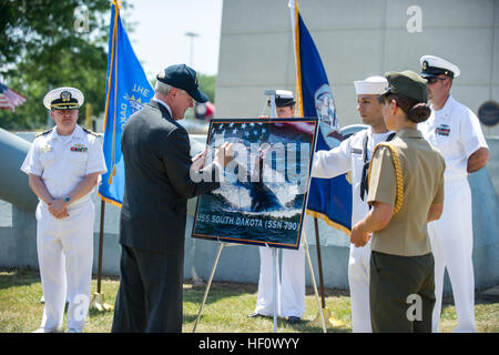 Secretary Of The Navy Ray Mabus unterzeichnet ein Plakat an einer Zeremonie anlässlich der Benennung von der Virginia-Klasse Angriffs u-Boot USS South Dakota (SSN-790), auf dem Schlachtschiff USS South Dakota Memorial in Sioux Falls, S.D. Mabus bedankte sich das Volk der Sioux Falls für ihre Unterstützung und Beiträge an die Marine und die besondere Verbindung zwischen einem Staat und seinen Namensvetter Schiff diskutiert. (US Navy Foto von Chief Masse Kommunikation Spezialist Sam Rasierer/freigegeben) Mabus besucht, Chicago und Sioux City 120623-N-AC887-004 Stockfoto