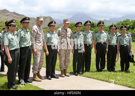 Generalleutnant Duane D. Thiessen, Commander, US Marine Corps Forces, Pazifik (3. von links) und Lieutenant Colonel Christopher P. O'Connor, Kommandierender Offizier, 1. Bataillon, 3. Marine Regiment, 3. Marineabteilung, Pose mit einer Delegation aus der National Defense University-PLA im Marine Corps Base Hawaii, Juni 25.  Während des Besuchs, Marines mit 1. Bataillon 3. Marine Regiment, 3. Marineabteilung mehrere taktische Demonstrationen durchgeführt, um ältere chinesische militärische Offiziere mit der Mission und die Fähigkeiten des US Marine Corps vertraut zu machen. Die "Drachen" Tour der Marine Installation ich Stockfoto