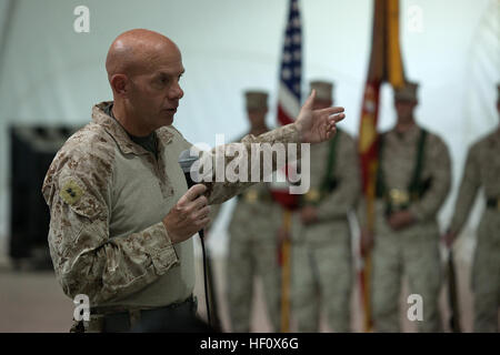 US Marine Generalmajor David Berger, der kommandierenden General der 1. Marineabteilung (vorwärts), spricht bei einer Übertragung von Autorität Zeremonie hier, 5. Juli 2012. Seit der Aktivierung im Jahre 1917 haben 5. und 6. Marine Regimenter mutig gekämpft für Amerika, vor allem im ersten Weltkrieg als sie Side-by-Side in der blutigen Schlacht von Belleau Wood kämpfte. Im Dezember 2011 kamen Regimental Combat Team 6 im Norden der Provinz Helmand, Operation Enduring Freedom, RCT-5 auf dem gleichen Schlachtfeld zum ersten Mal in 94 Jahre Beitritt zu unterstützen. Diese historische Partnerschaft kommt jetzt zu Ende.  Col Stockfoto