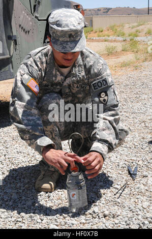 Sgt Joseph Reyes, eine explosive Ordnance Entsorgung Techniker mit dem 217. Explosive Ordnance Entsorgungsunternehmen, Kalifornien Army National Guard, schafft Aufpreis improvisierten Wasser Störung mit Detonation Schnur und eine Plastikflasche mit Wasser gefüllt in ihre jährliche Ausbildung bei Camp Roberts, 7 Juli. Mit Wasser, um ein Gerät zu besiegen ist ein sicherer, weil das Wasser die Arbeit der Sprengstoff. 217. EOD, Rechtsdurchsetzung Team für training 120707-Z-QO726-004 Stockfoto