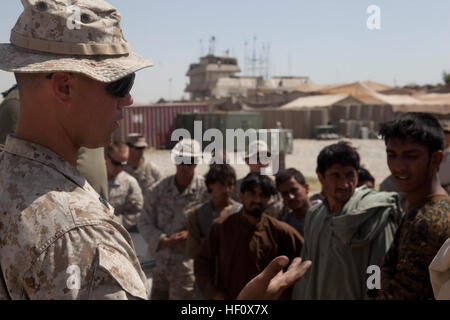 US Marine Corps Gunnery SGT Timothy Wolkow, Personal Unteroffizier verantwortlich, Polizei Berater Team 2, Alpha Company, 1. Bataillon, 7. Marineregiment, Regimental Combat Team 6, spricht mit afghanischen lokalen Polizei (ALP) Rekruten über Waffen Sicherheit vor live Fire Training auf Forward Operating Base Sabit Qadam, Provinz Helmand, Afghanistan, 8. Juli 2012. Das Training wurde durchgeführt, um die ALP bei der Kontrollübernahme der Gegend wie ziehen nach unten Koalitionstruppen. Afghanische Polizei führen scharfer Munition Trainingsübung auf Forward Operating Basis Sabit Qadam 120708-M-VH365-021 Stockfoto