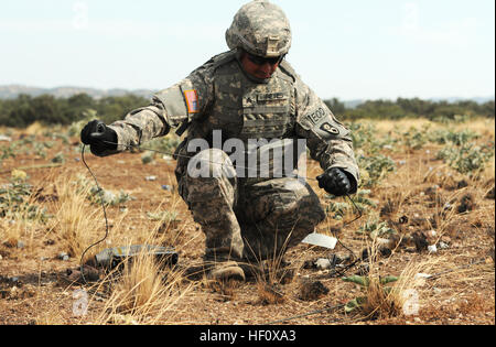 Manteca, Kalifornien native SGT Joseph R. Reyes, basiert eine Explosive Ordnance Disposal-Spezialist für fünf Jahre und ein Team-Mitglied für das Camp Roberts 217. Ordnance Company (EOD) von Kalifornien Army National Guard, Spulen, Sprengschnüre Kabel während der Vorbereitung unschädlich ein Blindgänger Geschoss aus einer Anti-Tank Waffe am Camp Roberts Juli 11 zu machen. Im Rahmen ihrer Ausbildung rendert die 217. in regelmäßigen Abständen Gefahren sicher wie Blindgänger aus verschiedenen Bereichen bei der Installation. (Army National Guard Foto/Sgt. David S. Choi) 217. EOD ordentliche Ausbildung 120711-Z-VV280-002 Stockfoto