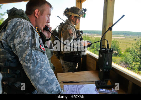 Staff Sgt Richard Campbell ein Gelenk feuert Beobachter mit Charlie Kompanie 2. Eskadron 152 Regiment Indiana National Guard Radios eine n Artillerie-Anforderung auf Zielkoordinaten während in einem Aussichtspunkt oben während der Übung Northern Stike 2012 an Äschen Air Gunnery Range, Michigan. (Foto: U.S. Air Force Master Sergeant Scott Thompson) (nicht veröffentlicht) Übung Northern Strike 2012 120711-Z-GS745-707 Stockfoto