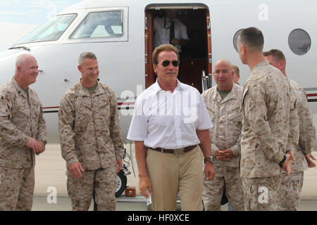 Arnold Schwarzenegger kommt auf der Flightline an Bord der Marine Corps Air Station Camp Pendleton, Kalifornien, Marines bevor Sie an das Camp Pendleton Bull Dog Theater Autogramme für Marines und Familien, 13 Juli begrüßen. Terry Crews, Randy Couture und Dolph Lundgren hat auch einen Auftritt Autogramme für die Fans. Marines und Familien erhielten ein Armband, ins Theater um die sneak Peek von Expendables 2 sehen. Expendables 2 Stars Autogramme für echte Action-Helden 120713-M-XW271-028 Stockfoto