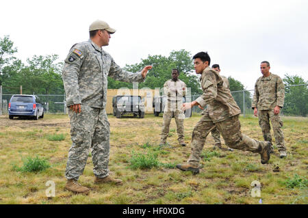 Kapitän Elias Donker (links), Wolf-Betriebsgruppe, Muscatatuck Urban Training Center, Indiana National Guard zugewiesen demonstriert mit Staff Sgt Brian Aguigui (rechts), der 116. Air Support Operations Squadron an Lager Murray, Washington hält Techniken während einer kämpferischen Ausbildung Klasse an taktischen Luft Kontrolle Partei Flieger während der Übung Northern Stike 2012 an Äschen Air Gunnery Range, Michigan zugewiesen. (Foto: U.S. Air Force Master Sergeant Scott Thompson) (nicht veröffentlicht) Übung Northern Strike 2012 120715-Z-GS745-121 Stockfoto