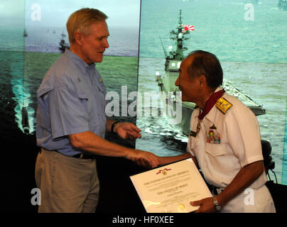 120716-N-XG305-128 YOKOSUKA, Japan (16. Juli 2012)--Secretary Of The Navy (SECNAV) Ray Mabus, links, gratuliert Japan Maritime Self-Defense Force Vice Admiral Katsutoshi Kawano, Oberbefehlshaber, Selbstverteidigung Flotte, nach der Verleihung der Legion Of Merit an Bord US 7. Flotte Flaggschiff USS Blue Ridge (LCC-19) während zu einer Preisverleihung. (Foto: U.S. Navy Mass Communication Specialist 2. Mel Orr/freigegeben) Secretary Of The Navy prämiert JMSDF Führern 120716-N-XG305-128 Stockfoto