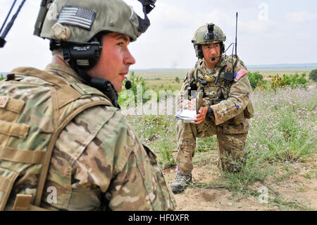 Staff Sgt Alejandro Saldivar (rechts) und Senior Flieger Rob Designe (links) von der 168. Air Support Operations Squadron, Peoria, IL Kontrolle A10 Flugzeug auf eine Unterstützungsmission enge Luft während der Übung Northern Stike 2012 an Äschen Air Gunnery Range, Michigan. (Foto: U.S. Air Force Master Sergeant Scott Thompson) (freigegeben) Übung Northern Strike 2012 120718-Z-GS745-502 Stockfoto