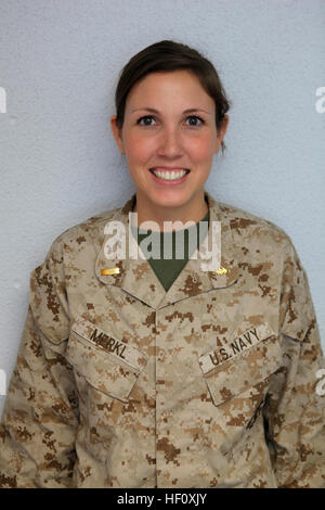 Ensign Abbie J. Merkl, der Verwaltungsbeamte für 2. Dental Bataillon, 2. Marine Logistics Group, posiert für ein Foto an Bord Camp Lejeune, North Carolina, 24. Juli 2012.  Merkl wurde ausgewählt, um Teil des All-Navy Volleyballmannschaft Frauenlager statt an Bord Naval Station Great Lakes, Illinois, 5. Juni bis 20. Sie traten gegen das Marinekorps, Heer, Luftwaffe und Küstenwache Teams während der All-Armed Kräfte Frauen Volleyball-Turnier, Juni 21-28. Sie wurde später ausgewählt, das US-Militär während der 33. militärischen Frauen Volleyball-Europameisterschaft findet in Amsterdam, 9 Juli bis 17 vertreten. Stockfoto