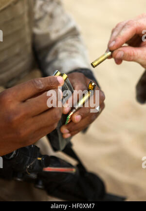 UDAIRI RANGE, Kuwait (26. Juli 2012) - SGT Sean Washington, New York City stammende und Landung Support-Spezialist mit Bekämpfung der Logistik-Bataillon 24, 24. Marine Expeditionary Unit, lädt ein Magazin von 5.56 Munition vor einer unbekannten Leben Feuer Entfernungsbereich nächster Udairi in Kuwait, 26. Juni 2012. Die Marines sind in Kuwait als Teil eines Pakets Durchhaltefähigkeit Training. 24. MEU bereitgestellt wird mit der Iwo Jima amphibisches bereit Gruppe als Unterstützung für die Sicherheit im Seeverkehr und Theater Kooperationen in den USA US Central Command Theater Reserve Kraft 5. Fl Stockfoto