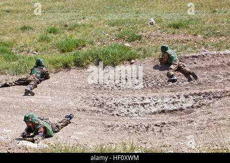 Mongolische Soldaten von Einheit 032 Militärpolizei, verhaften die Gegend während einer Patrouille auf fünf Hügeln Trainingsbereich während Khaan Quest 2011 in der Nähe von Ulaanbaatar, Mongolei, 1. August. Khaan Quest ist eine Übung, die Kapazitäten der USA, mongolischen und anderen Nationen Kräfte in internationalen Friedenseinsätzen weltweit entwickelt. (U.S. Marine Corps Foto von Lance Cpl. Demetrius Atlanta/freigegeben). Marines, patrouillieren Mongolen während Khaan Quest 2011 110803-M-ZE445-008 Stockfoto