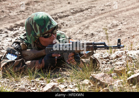 Sgt B. Albayer ein Militär-Polizist aus Einheit 032 militärische Sehenswürdigkeiten während einer Patrouille auf fünf Hügeln Trainingsbereich während Khaan Quest 2011 in der Nähe von Ulaanbaatar, Mongolei, August 3. Khaan Quest ist eine Übung, die Kapazitäten der USA, mongolischen und anderen Nationen Kräfte in internationalen Friedenseinsätzen weltweit entwickelt. (U.S. Marine Corps Foto von Lance Cpl. Demetrius Atlanta/freigegeben). Marines, patrouillieren Mongolen während Khaan Quest 2011 110803-M-ZE445-020 Stockfoto