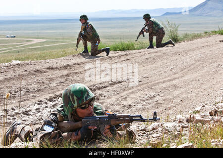 Mongolische Soldaten von Einheit 032 Militärpolizei, verhaften die Gegend während einer Patrouille auf fünf Hügeln Trainingsbereich während Khaan Quest 2011 in der Nähe von Ulaanbaatar, Mongolei, August 3. Khaan Quest ist eine Übung, die Kapazitäten der USA, mongolischen und anderen Nationen Kräfte in internationalen Friedenseinsätzen weltweit entwickelt. (U.S. Marine Corps Foto von Lance Cpl. Demetrius Atlanta/freigegeben). Marines, patrouillieren Mongolen während Khaan Quest 2011 110803-M-ZE445-019 Stockfoto