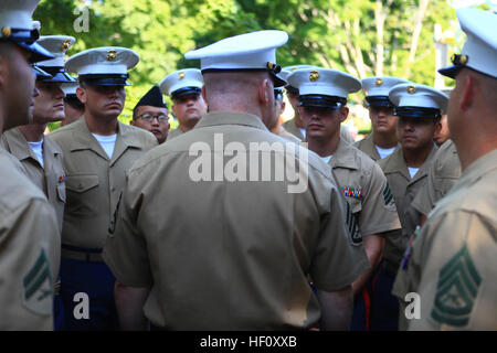 Staff Sgt Wesley Carpenter, Kraftverkehr Operationen Chef mit Combat Logistik-Regiment 2, 2. Marine Logistics Group, spricht mit seinen Marines vor marschieren in die Parade für Maine Lobster Festival 2012 in Rockland, 4. August. Tischler half die Marines für das Festival zu organisieren. Marines, März Segler in Rockland Parade 120804-M-ZB219-391 Stockfoto