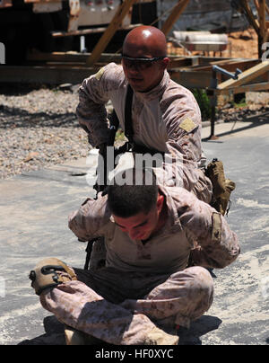 CPL. Jacob Munez, ein Infanterist und Teamleiter mit der 11. Marine Expeditionary Unit maritime RAID-Kraft, sucht einen Häftling während des Trainings am Standort hier strategische Operationen Aug. 6. Die RAID-Kraft besteht aus ein Aufklärungs-Element, ein Infanterie-Element, ein Intelligenz-Element, explosive Ordnance Entsorgung Marines und eine 1. Luft Naval Gunfire Firma Ablösung. RAID-Kraft unterhält Bereitschaft DVIDS642195 Stockfoto