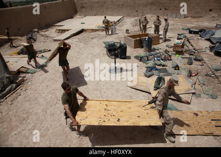 US-Marines mit Delta Company, 1. Bataillon, 7. Marineregiment, Regimental Combat Team 6, reißen Sie Wohnräume auf Forward Operating Base (FOB) Tubac, Provinz Helmand, Afghanistan 7. August 2012. Marines rissen die Wohnbereiche im Zuge der Entmilitarisierung des FOB Tubac. Entmilitarisierung der FOB Tubac 120807-M-TH715-013 Stockfoto