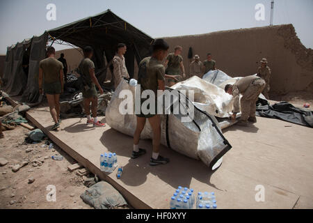 US-Marines mit Delta Company, 1. Bataillon, 7. Marineregiment, Regimental Combat Team 6, reißen Sie Wohnräume auf Forward Operating Base (FOB) Tubac, Provinz Helmand, Afghanistan 7. August 2012. Marines rissen die Wohnbereiche im Zuge der Entmilitarisierung des FOB Tubac. Entmilitarisierung der FOB Tubac 120807-M-TH715-029 Stockfoto