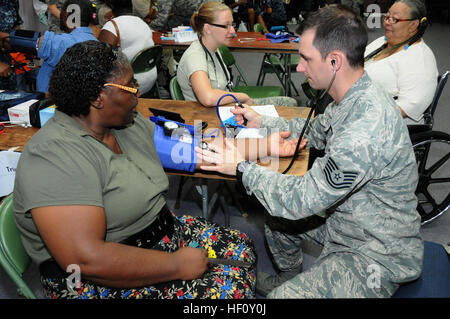 Techn. Sgt. Jacob Nugent, 123. Medical Group, Kentucky Air National Guard, prüft den Blutdruck ein Alabama seinen Wohnsitz hat, bei der Erfüllung seiner Pflichten als medizinisches Personal Unteroffizier bei einer Selma medizinische Klinik während der innovativen Readiness Training Mission Alabama Care 2012 in Selma, Alabama 8. August 2012. IRT Alabama Care 2012 ist ein Air National Guard geführt, multiservice Mission bestehend aus aktiven, Reserve und Mitglieder der Nationalgarde von Heer, Marine und Luftwaffe Komponenten Bereitschaft Training während der Bereitstellung von Alabama Bewohner mit Service-Mitglieder mit kostenloser Gesundheit se Stockfoto