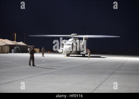 Eine CH-53D Sea Stallion mit Marine schwere Hubschrauber-Geschwader-362 bereitet zu überfliegen, Provinz Helmand, Afghanistan, 9. August 2012. Nach 60 Jahren wird das Geschwader, bekannt als der "hässlichen Engel" deaktiviert werden. Sie kehren in ihre Heimat Station an der Marine Corps Base Hawaii noch in diesem Jahr. Das Geschwader wurde im Jahr 1952 aktiviert und war der erste Marine Hubschrauberstaffel während des Vietnam-Krieges in Vietnam ankommen. Hawaii-Geschwader fliegt endgültige Bildung DVIDS645450 Stockfoto