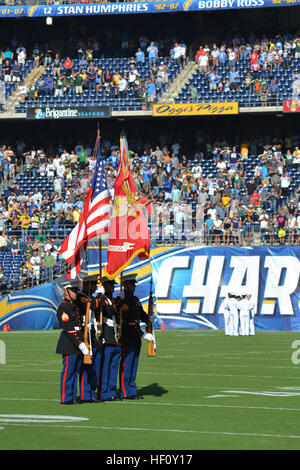 Ein Farben-Schutz, zur Verfügung gestellt von Marine Corps Recruit Depot San Diego, präsentiert die Vereinigten Staaten und des Marine Corps Flagge während der Eröffnungsfeier der San Diego Chargers erstes pre-Season-Spiel im Qualcomm Stadium, Aug. 9.  Die Ladegeräte geehrt verbüßt derzeit in den Streitkräften mit einem Military Appreciation Day Service-Mitglieder. San Diego Chargers kick-off 1. Spiel, Ehre Navy Marine Corps-Team 120809-M-PF875-010 Stockfoto