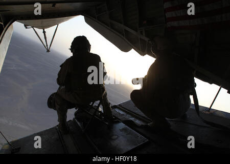 Eine Crew Chief mit Marine schwere Hubschrauber-Geschwader-362 sitzt an der Maschinengewehr eine CH-53D während CPL. Marcus Kuiper, Videofilmer, 3rd Marine Aircraft Wing, Fotografien ihn bekämpfen, wie der Hubschrauber fliegt über der Provinz Helmand, Afghanistan, 9. August 2012. Das Geschwader, bekannt als der "hässlichen Engel" wird später in diesem Jahr nach mehr als 60 Jahren Dienst deaktiviert. Das CH-53D wurde erstmals während des Vietnamkriegs im Kampf verwendet. Hawaii-Geschwader fliegt endgültige Bildung DVIDS645460 Stockfoto