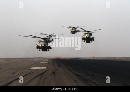 CH-53D Sea Hengste mit Marine schwere Hubschrauber-Geschwader-362 landen am Camp Bastion nach Abschluss eines Festschriften Fluges über der Provinz Helmand, Afghanistan, Aug. 9. Bekannt als der "hässlichen Engel", flog das Geschwader eine Masse Formation zum letzten Mal, zum Gedenken an 60 Jahre des Dienstes. Nach Beendigung des Einsatzes wird das Geschwader in ihrer HomeBase im Marine Corps Base Hawaii zurückkehren. E28098Ugly AngelsE28099 Gedenken an 60 Jahre Dienst 120809-M-VP013-002 Stockfoto