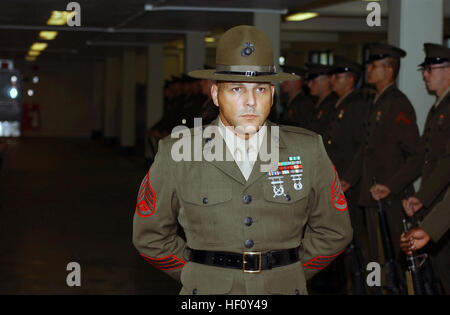 US Marine Corps (USMC) Senior Drill Instructor (DI)-Personal-Sergeant (SSGT) T. Warren, Platoon (PLT) 1057, Bravo Company (B CO), 1. rekrutieren Training Bataillon (RTB), steht in Parade Ruhe während der Wartezeit für den Bataillonskommandeur an Bord Marine Corps rekrutieren Depot (MCRD), Parris Island, South Carolina (SC). Der Bataillonskommandeur ist die B CO-Rekruten prüfen, wie sie ihre letzte Woche der Rekrut wickeln-training. Senior Drill instructor Stockfoto