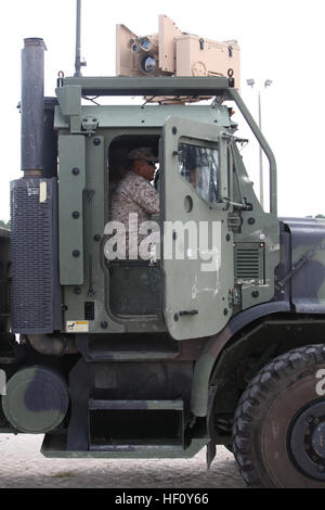 Sgt. Emerson C. Mason (in Kabine), betreibt ein Kraftfahrzeug-Operator mit Combat Logistik-Regiment 2, 2. Marine Logistics Group, ein Revolverheld-Paket für fortgeschrittene Konvoi Sicherheitssystem an Bord Camp Lejeune, North Carolina, 15. August 2012.  Das GPACS-System bietet einfache Kommunikation zwischen Maschine "Gunners", besser Waffe Steuerung und kann an einem Medium Tactical Vehicle Ersatz montiert werden. Das System ist ausgestattet mit Nachtsicht und thermische Leistungsfähigkeit und die M249 Maschinengewehr, M240 mittlere Maschinengewehr oder Mark II.50 Kaliber Maschinengewehr tragen soll. Marines bereiten Sie die neue Verteidigung verwenden Stockfoto