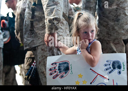 Ein Marine Air Control Squadron 1 Kind hält ihr Vater fest im Marine Corps Air Station Yuma, Aug. 22, nachdem ihr Vater von einem sechsmonatigen Afghanistan Einsatz zurück. Flickr - DVIDSHUB - MACS-1 Falkner zurück nach Arizona Stockfoto