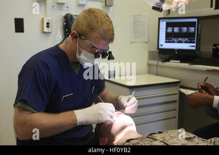 Navy Lt. Arthur N. Sollee, ein dental-Offizier mit 2. Dental Bataillon, 2. Marine Logistics Group prüft Zähne des Patienten an Bord Camp Lejeune, North Carolina, 22. August 2012.  Zahnmedizinischen Offiziere mit 2. Dental Mrd. sind verantwortlich für die Aufrechterhaltung der zahnärztliche Bereitschaft der fast 60.000 Servicemembers an Bord der Marine Corps Base Camp Lejeune und Marine Corp Air Stationen New River und Cherry Point stationiert. 2. zahnärztliche Bataillon hält Truppen bekämpfen bereit 120822-M-HA146-001 Stockfoto