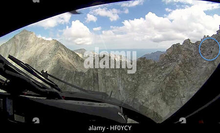 Blick auf Hagerman Peak von einem UH-60 Black Hawk Hubschrauber 27. August 2012: die eingekreiste Bereich ist die ungefähre Position der vier Opfer von einem Bergsturz 25. August 2012 auf einer Höhe von ca. 13.000 Fuß in Maroon Bells Snowmass Wildnis-Gebiet in den Rocky Mountains in Colorado. Die Felsen oberhalb des Kreises am rechten Rand des Fotos sind die Bereiche der Colorado-Gardisten aus High-Altitude Army National Guard Aviation Training vor Ort landen ihre UH-60 Black Hawk während der 25 Aug. Mission, drei verletzte Wanderer zu retten versucht, aber Verschiebung Boden gemacht Landung unmöglich. Felsen-ju Stockfoto