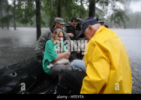 Mitglieder Support Company, 2. Bataillon, 20. Special Forces Group suchen durch überfluteten Gebiete in Moss Point, Frl. gestrandeten Bewohner nach Hurricane Isaac.  Diese Soldaten und anderen Mississippi Nationalgardisten wurden mehr als 350 Personen in den vergangenen Tagen in Jackson, Hancock und Harrison County entlang der Golfküste Frl. gerettet. Flickr - DVIDSHUB - Mississippi National Guard Special Forces retten Bewohner nach dem Hurrikan Isaac (Bild 5 von 7) Stockfoto