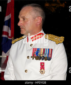 Veranstalten Sie 35. Kommandant und First Lady des Marine Corps, General und Frau James F. Amos, eine Abend-Parade zu Ehren des Royal Marines Kommandant General, Major General Ed Davis, OBE in Marine Barracks in Washington, D.C. 31. August 2012. (Foto: U.S. Marine Corps Sgt. Mallory S. VanderSchans) (FREIGEGEBEN) Eddavismarines Stockfoto