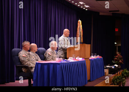 Chief Master Sgt. Mitchell Brush, trat die Senior Berater der Chef, National Guard Bureau, Adressen der Wettbewerber der 2013 Army National Guard besten Krieger Wettbewerb während einer feierlichen Preisverleihung nach dem Wettbewerb im Camp Joseph T. Robinson, Arche, 24. Juli 2013. Der Wettbewerb ist eine anstrengende drei Tage körperliche und geistige Herausforderung, die testet die Wettbewerber auf eine Vielzahl von Soldaten-Fähigkeiten und andere Aufgaben. Die Gewinner des Wettbewerbs sind die Army National Guard Soldat und Unteroffizier des Jahres benannt und bewegen uns weiter in die Abteilung der Armee-Wettbewerb. Stockfoto