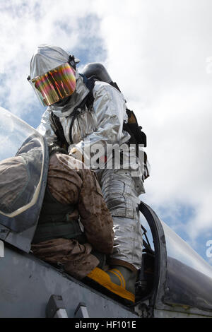 Ein Flugzeug Rettung Feuerwehrmann mit Marine Wing Support Squadron 271 zieht die unbewusste Pilot aus einem abgestürzten AV-8 b Harrier während einer Übung im Marine Corps Auxiliary Landeplatz Bogue, N.C., Sept. 14. Die Flugzeug-Rettung trainiere Feuerwehrleute ständig durchzuführen rettet richtig. Bei einen bewusstlosen Piloten zu retten, muss die Feuerwehrmann das offene Cockpit straddle beim Anheben für Stabilität. In einer Umgebung ohne Training kann tut dies falsch der Pilot werden gelöscht und erleiden größere Verletzungen verursachen. Arbeitstiere erfrischen Fähigkeiten mit Feld training 120914-M-AF823-018 Stockfoto