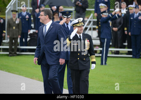 Dr. Ashton B. Carter, links, der stellvertretende US-Verteidigungsminister, U.S. Marine Admiral James G. Stavridis, der ausgehende Kommandeur des US European Command (EUCOM) und US Air Force General Philip M. Breedlove, Center, der eingehende Kommandeur des EUCOM, alle Mitglieder der offiziellen Partei für das EUCOM ändern des Befehls, gehen auf der Tribüne die Zeremonie Patch Barracks zu beginnen , Vaihingen Deutschland, 10. Mai 2013. (US Armee-Foto von Eric Steen/freigegeben) EUCOM Änderung des Befehls 130510-A-IO573-001 Stockfoto