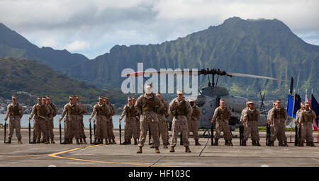 Marines der Marine Light Attack Helicopter Squadron 367 "Scarface" stehen in Formation während ein Willkommen an Bord der Zeremonie in der Marine Corps Air Station, Kaneohe Bay, Fluglinie, Sept. 17. Das Geschwader wurde 1943 als Marine Beobachtung Geschwader 351 aktiviert und unterstützt Kampagnen in Peleliu und Okinawa. Das Geschwader wurde im Jahr 1969 HMLA-367 und angenommen sein Rufzeichen "Scarface." Seitdem hat HMLA-367 Missionen während der Operationen Desert Shield und Desert Storm, Operation Iraqi Freedom Enduring Freedom unterstützt. Die Staffel fliegt UH-1Y Huey und AH-1W Super Cobra Hubschrauber. "Die Hangar-Tha Stockfoto