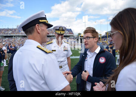 Chief of Naval Operations (CNO) ADM Jonathan Greenert schüttelt Hände mit Lt. Brad Snyder, Gewinner von zwei Goldmedaillen und eine Silbermedaille im 400, 100 und 50 Meter Freestyle-Wettbewerben bei den Paralympischen Spielen 2012. Snyder, Offizier Explosive Ordnance Beseitigung (EOD) und 2006 US Naval Academy Absolvent, wurde von der Naval Academy Athletic Association für seine Leistungen bei einem NCAA Fußball Matchup zwischen die Midshipmen und San Jose State Spartans bei der Navy Marine Corps Memorial Stadium erkannt. Am 7. September 2011 verlor Snyder sein Augenlicht und wenn eine improvisierte Sprengkörper (IED) Stockfoto