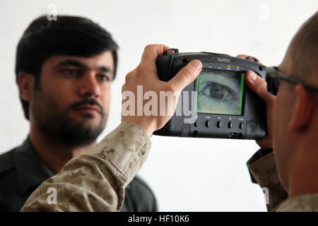 US Marinekorps SGT Chad J. Twenter, Recht, mit dem Musa Qa'leh Polizei Beraterteam, Regimental Combat Team 6 nutzt handheld interagency Identität Detektoren (HIIDE) Biometrie von einem afghanischen lokalen Polizei (ALP)-Trainee bei Musa Qa'leh Bezirk Mitte, Provinz Helmand, Afghanistan 30. September 2012 aufnehmen. Marines verwendet die HIIDE Auszubildende in die Datenbank eingeben und Insider-Bedrohungen zu mildern. (U.S. Marine Corps Foto von Staff Sgt. Raul Gonzalez Jr./freigegeben) Polizei-Akademie training 120930-M-KH643-111 Stockfoto