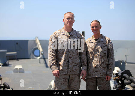 Capts. Posieren Sie Mason Sanford und Allison Smyczynski, beide mit der 24. Marine Expeditionary Unit, für ein Foto nach ihren Aktionen an Bord der USS New York, 1. Oktober 2012. Sanford und Smyczynski besuchte die Officer Candidate School, die Grundschule und Logistics Officer Kurs zusammen. Sanford, gebürtig in Cooperstown, New York, ist ein Logistik-Offizier mit Battalion Landing Team 1. Bataillon, 2. Marineregiment und Smyczynski ist der Offizier-in-Charge der Bekämpfung Logistik-Bataillon 24 Ablösung an Bord in New York und CLB des Kraftverkehrs Zugführer. Die 24. MEU bereitgestellt wird, mit der Stockfoto