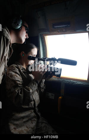 Die Marines führen den ersten Luftbetankungsflug für F-35B Lightning II über Florida durch. Ein Crewmaster überwacht die Operation, während ein Kampfvideograf das Betanken dokumentiert. In der Übung werden Verfahren für die Betankung in der Luftfahrt, die operative Koordinierung und die Schulung von Schiffspiloten und Hilfspersonal vorgestellt. Stockfoto