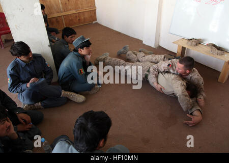 U.S. Marine Corps CPL. Kyle D. Blair, hinten rechts, und Lance Cpl. Travis D. Harink, Militär-Polizisten mit dem Musa Qa'leh Polizei Beraterteam, Regimental Combat Team 6 zeigen Suchtechniken, afghanischen lokalen Polizei (ALP) Auszubildende bei Musa Qa'leh Bezirk Mitte, Provinz Helmand, Afghanistan 3. Oktober 2012. Marines geschult im Rahmen einer einwöchigen Polizeiakademie für die ALP. (U.S. Marine Corps Foto von Staff Sgt. Raul Gonzalez Jr./freigegeben) Marines trainieren afghanischen lokalen Polizei 121003-M-KH643-045 Stockfoto