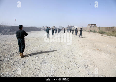 Afghanischen lokalen Polizei (ALP) Auszubildenden durchführen eine Patrouille während ein Polizei-Akademie Trainingsszenario auf Forward Operating Base Musa Qa'leh, Provinz Helmand, Afghanistan 3. Oktober 2012. US-Marines mit dem Musa Qa'leh Polizei Beraterteam, Regimental Combat Team 6 statt eine einwöchigen Polizeiakademie, die Alpen-Fähigkeiten wie Polizisten zu verbessern. (U.S. Marine Corps Foto von Staff Sgt. Raul Gonzalez Jr./freigegeben) Marines trainieren afghanischen lokalen Polizei 121003-M-KH643-123 Stockfoto