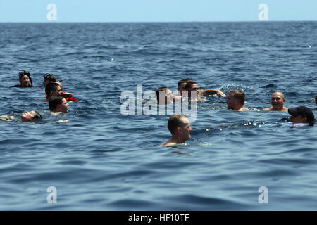 081005-M-0572C-050 Arabisches Meer (5. Oktober 2008) Marines und Matrosen Vergnügen sich im Wasser des Arabischen Meeres während des Telefonats schwimmen auf amphibischer Angriff Schiff USS Iwo Jima (LHD-7). Die 26. Marine Expeditionary Unit (MEU 26) und Schiffe der Iwo Jima Expeditionary Strike Group sind Durchführung der Gefahrenabwehr Operationen im Bereich der 5. Flotte Verantwortung. (Foto: U.S. Marine Corps Lance Cpl. Jacob W. Chase/freigegeben) UNS Marine 081005-M-0572C-050 Marines und Matrosen, die sich im Wasser des Arabischen Meeres genießen während des Telefonats schwimmen auf amphibischer Angriff Schiff USS Iwo Jima Stockfoto