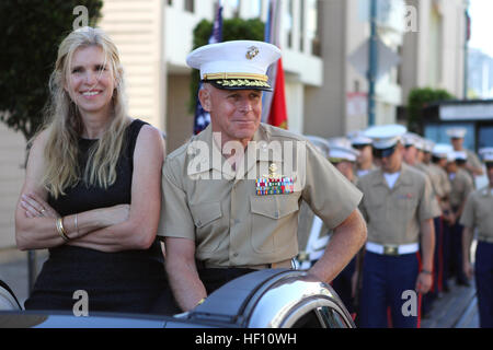 Generalmajor Melvin Spiese, Kommandierender general des 1. Marine Expeditionary Brigade und seine Frau Filomena, Reiten neben Marines während der 144. jährlichen italienischen Erbe-Parade in der Innenstadt von San Francisco, 6. Oktober 2012. Marines aus 1. MEB, 13. Marine Expeditionary Unit und Bekämpfung von Logistik-Regiment 1, reiste nach San Francisco an Bord der USS Makin Island zur Teilnahme an Fleet Week Schaufenster Katastrophe und humanitäre Hilfe Fähigkeiten. Marines teilnehmen in italienischen Erbe Parade 121007-M-OM885-168 Stockfoto