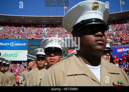 Sgt Jimmy Waweru, ein Zug-Sergeant mit der 13. Marine Expeditionary Unit für San Francisco Fleet Week 2012 zusammen mit Matrosen, Küste Gardisten und Mitgliedern der Royal Canadian Navy, waren ein Teil der pregame Show im Candlestick Park, 7. Oktober 2012. Waweru stammt aus Mombasa, Kenia und ist stationiert im Marine Corps Base Camp Pendleton, Kalifornien San Francisco Fleet Woche Militärangehörige Gruß at 49ers spielen 121007-M-XZ164-324 Stockfoto