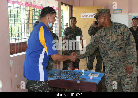 Oberstleutnant Renato L. Aguila schüttelt Hände mit Major General Craig Q. Timberlake Okt. 10 während der philippinischen bilaterale amphibische Landung Übung 2013 auf der Insel Palawan. PHIBLEX 2013 ist eine bilaterale Übung veranstaltet jährlich in der Republik der Philippinen, Interoperabilität und Bereitschaft des Armed Forces of the Philippines und die US-Streitkräfte. Service-Mitglieder aus den Philippinen und den USA werden die Dauer der PHIBLEX einen Pavillon gemeinsam bauen hier an der Schule sowie die ärztliche und zahnärztliche Betreuung verbringen. Timberlake ist den kommandierenden General der 3. Marine Exped Stockfoto