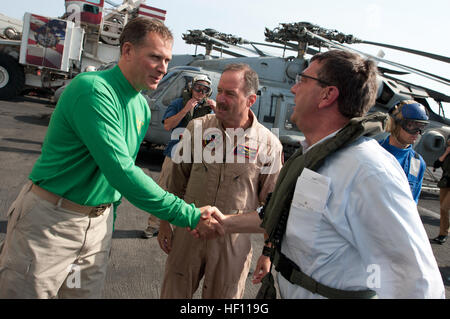 Deputy Secretary Of Defense Ashton B. Carter grüßt Kapitän Marcus Hitchcock, befehlshabender Offizier, USS Dwight D. Eisenhower (CVN-69) und Rear Admiral Michael Manazir, Kommandant, Carrier Strike Group acht bei seiner Ankunft auf dem Flugzeugträger in den Persischen Golf, 19. Oktober 2012. Carter ist auf einer sieben-Tage-Reise, dem Nahen Osten Treffen mit Führung und Kollegen in der Region. Stellvertretender Sekretär der Verteidigung trifft sich mit militärischen Führung im Nahen Osten 121019-D-TT977-020 Stockfoto