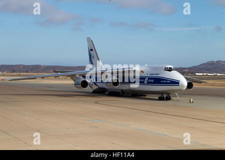 Eine AN-124-Frachtmaschine sitzt auf der Flightline auf Marine Corps Air Station Miramar in San Diego, Kalifornien, 19. Oktober 2012. Das Frachtflugzeug hielten an MCAS Miramar, Nachschub und internationalen Fahrgäste. Russischen Frachtflugzeug besucht Miramar 121019-M-GC438-029 Stockfoto