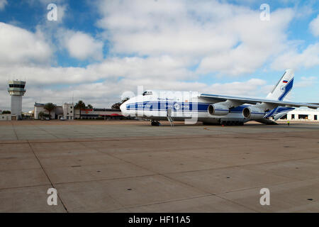 Eine AN-124-Frachtmaschine befindet sich auf dem Flug Linie vor dem Flugverkehr Kontrollturm auf Marine Corps Air Station Miramar in San Diego, Kalifornien, 19. Oktober 2012. Das Frachtflugzeug hielten an MCAS Miramar, Nachschub und internationalen Fahrgäste. Russischen Frachtflugzeug besucht Miramar 121019-M-GC438-039 Stockfoto